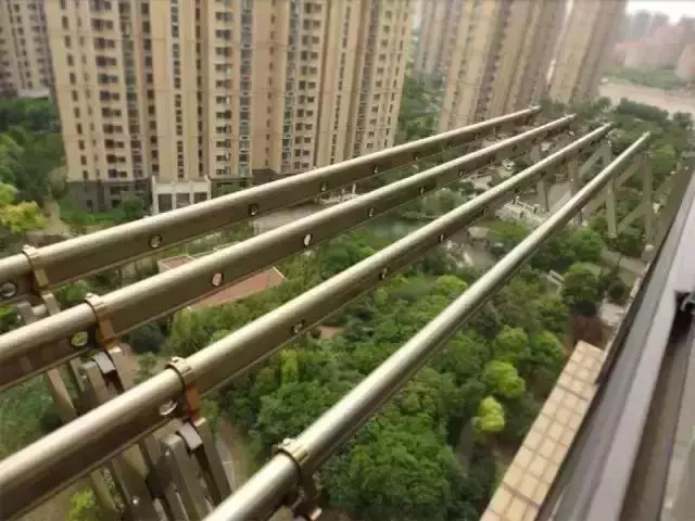 陽台只用來曬衣服太浪費拉!這樣裝,不僅解決了曬衣問題,還提升了「陽台的顏值」!老婆特滿意!