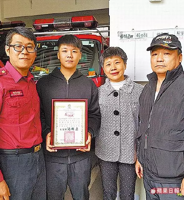 路人倒地沒呼吸!16歲少年「秒奔過去CPR」堅持把人救回 不願留姓名「如今身分曝光」網超感動