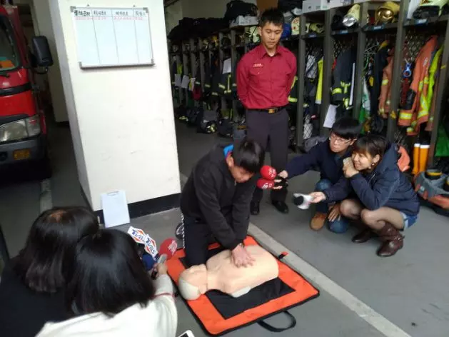 路人倒地沒呼吸!16歲少年「秒奔過去CPR」堅持把人救回 不願留姓名「如今身分曝光」網超感動