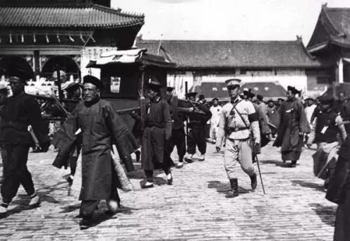 慈禧太後「出殯現場」驚傳詭異傳言,有一幕連國外記者看到都因此膽寒!