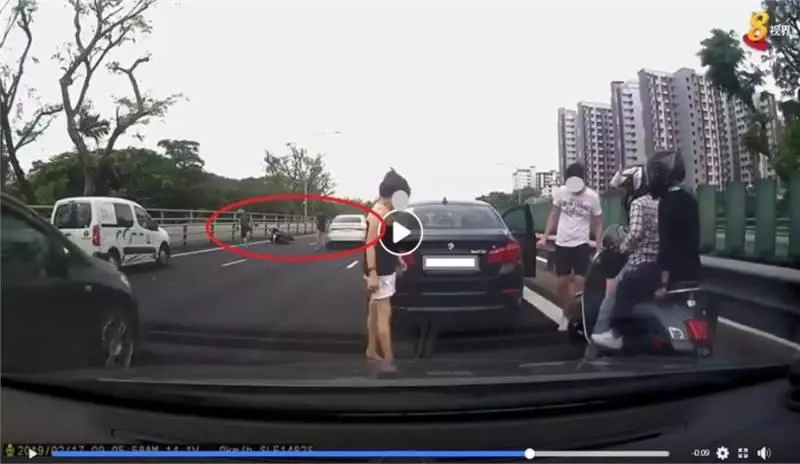 新加坡:轎車撞飛摩托騎士,這倆人下車後第一個舉動被網民炮轟!(內附視頻)