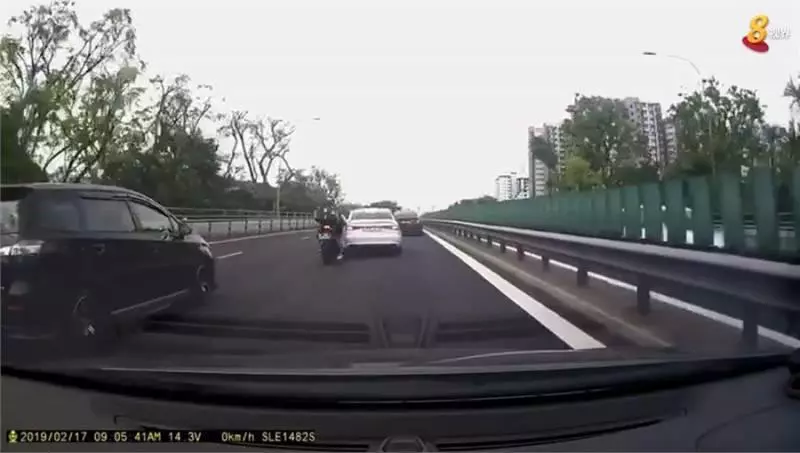新加坡:轎車撞飛摩托騎士,這倆人下車後第一個舉動被網民炮轟!(內附視頻)