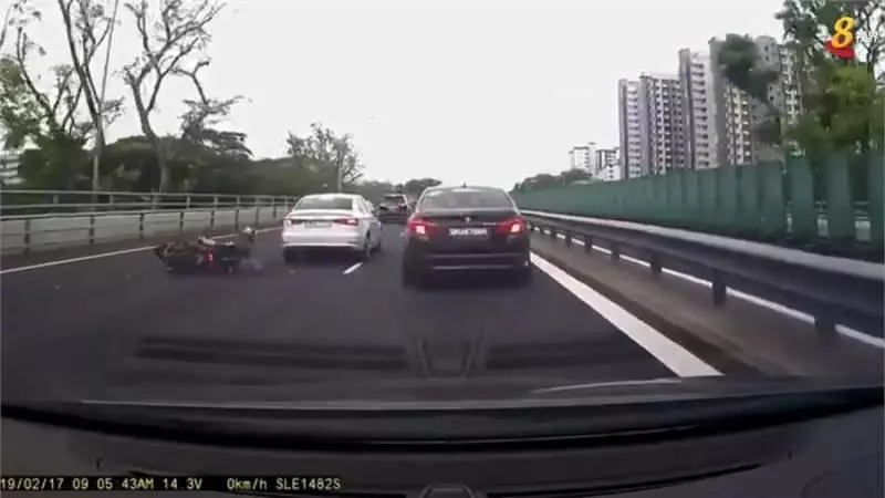 新加坡:轎車撞飛摩托騎士,這倆人下車後第一個舉動被網民炮轟!(內附視頻)