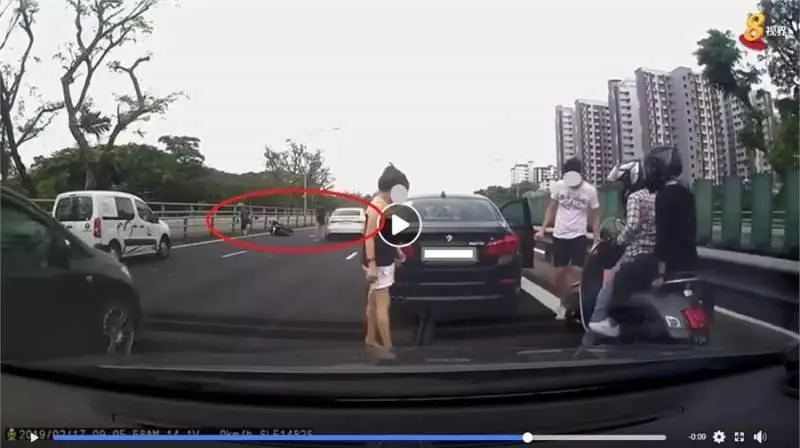 新加坡:轎車撞飛摩托騎士,這倆人下車後第一個舉動被網民炮轟!(內附視頻)
