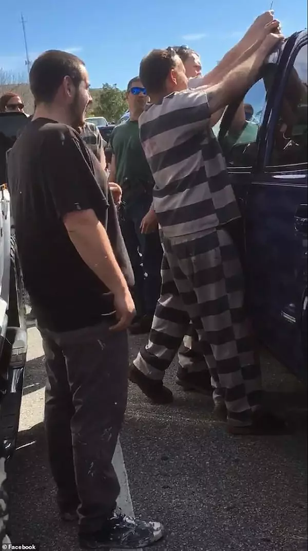 父母不慎把女兒反鎖在車上,修路的囚犯「重操舊業」2分鐘打開車門!