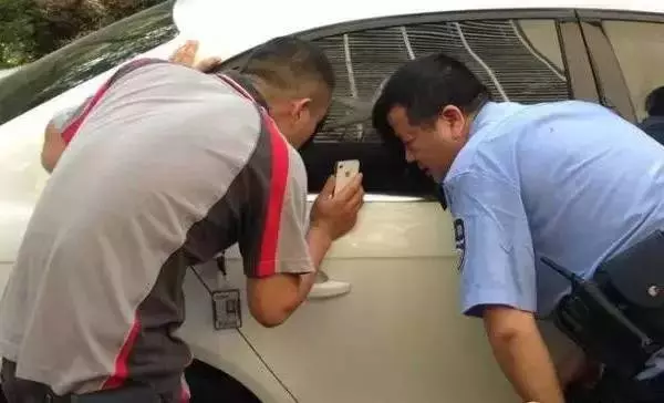父母不慎把女兒反鎖在車上,修路的囚犯「重操舊業」2分鐘打開車門!