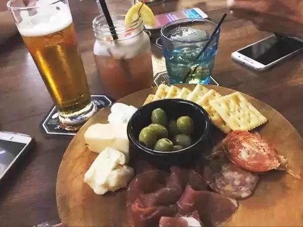 新加坡喝酒太貴?10新幣以下的這14家小酒館走起~