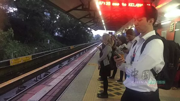 吉隆坡:輕快鐵上班高峰期故障,上班族大遲到!