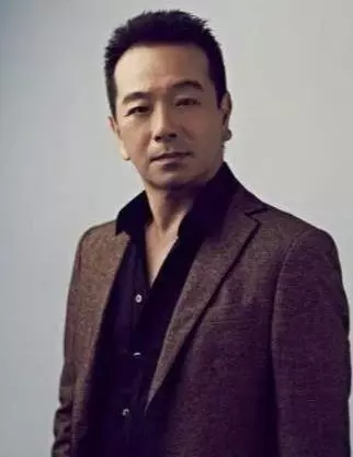 張晨光為追老婆「連送4年玫瑰花」,婚後「房產登記女方名下」妻子年過半百氣質依舊!