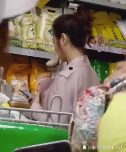 林心如逛超市被認出,網友們看到她的笑容,頓時覺得認錯了