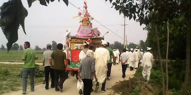 剛結婚老公卻猝死家中,半夜大黑狗一直圍棺材叫,掀開後我咬緊牙