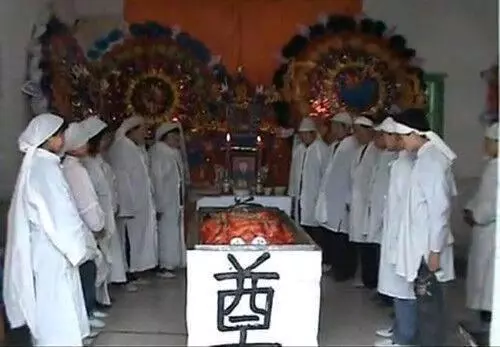 剛結婚老公卻猝死家中,半夜大黑狗一直圍棺材叫,掀開後我咬緊牙