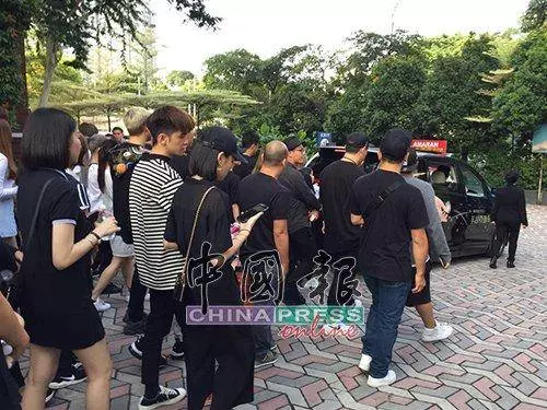 網紅陳吉米(本名陳聲宏)今日出殯,姐姐送弟弟走完最後一程,前女友陳太(Yuki),也以家屬身份扶靈~