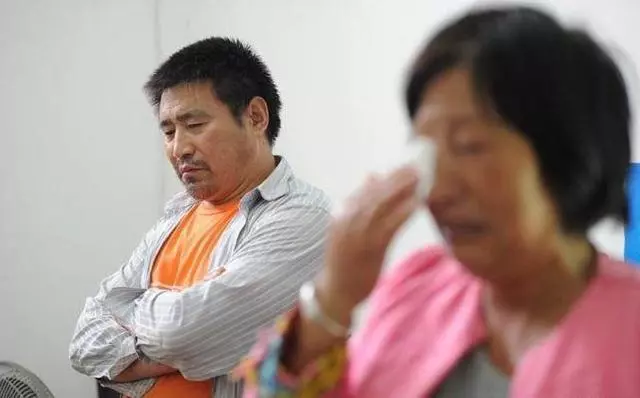 家裡窮母親鬧離婚,7年後我開著寶馬回家,拿過遺書才知母親真心