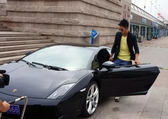 小姑子嫁窮夫,婆婆偏說有錢人,結婚時我開豪車去,看新郎我傻住
