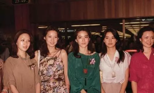 20歲成名,拍戲受傷嫁給黑幫老大,息影17年為洪金寶兒子現身螢幕!