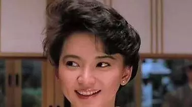 20歲成名,拍戲受傷嫁給黑幫老大,息影17年為洪金寶兒子現身螢幕!