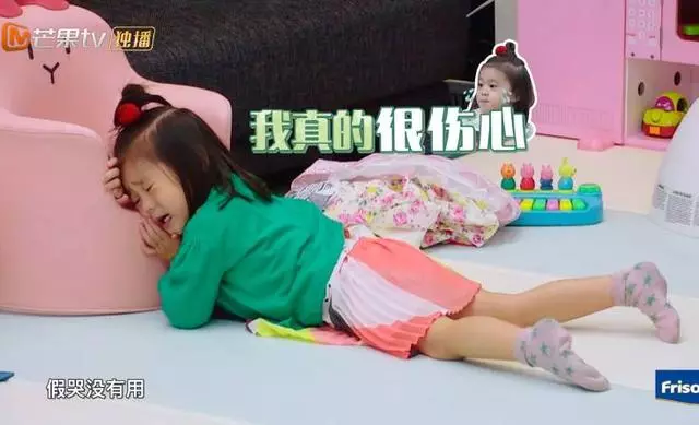 兩姐妹爭搶手機大哭,賈靜雯一招解決!她的做法給二胎家庭做了正確示範!