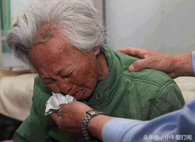 母親救流浪老太,老太臨走給了一樣東西,母親立馬接回來養20年!