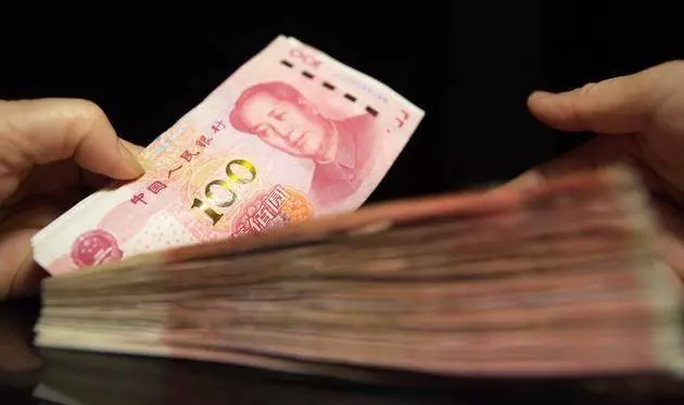 兒子賭氣外出十年,發財後帶五十萬回家,進門後看到一個人呆了