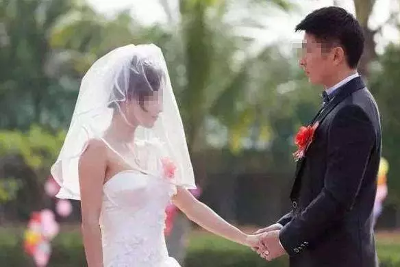老公重病老婆果斷離婚,5天後,老婆收到老公喜帖,蒙了
