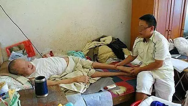 父親生前欠二十萬,大兒子裝聾作啞小兒子去還債,見到債主傻了!