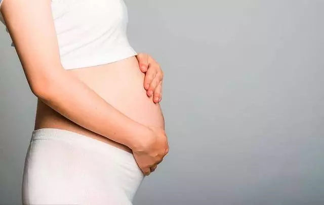 女友懷孕後我家沒給彩禮,以為占了大便宜,兩年後才知吃了大虧