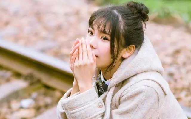 生了兒子公公送我一套房,妯娌送來兩千紅包,我把房鑰匙扔垃圾桶