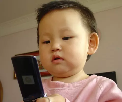 發現女友手機下載了「約Xapp」頭頂一片綠的他,點開對話後嚇壞上網求助