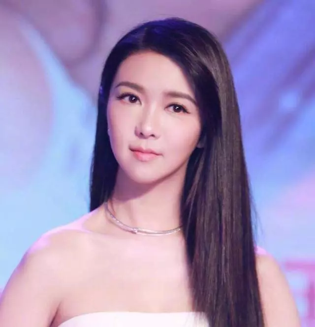 薛凱琪硬生生地把自己整成了「臉長長的Barbie Doll」?! 僵硬到笑容動彈不得, 好懷念以前她可愛的~臉