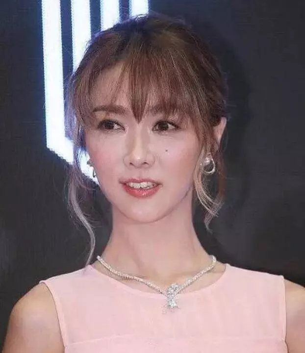 薛凱琪硬生生地把自己整成了「臉長長的Barbie Doll」?! 僵硬到笑容動彈不得, 好懷念以前她可愛的~臉