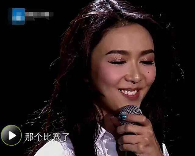 薛凱琪硬生生地把自己整成了「臉長長的Barbie Doll」?! 僵硬到笑容動彈不得, 好懷念以前她可愛的~臉