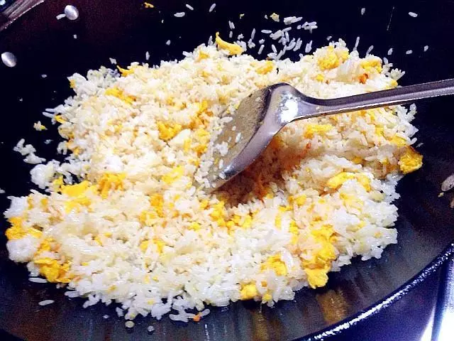 做蛋炒飯時,若多加一勺它,美味翻倍,吃完還想吃!