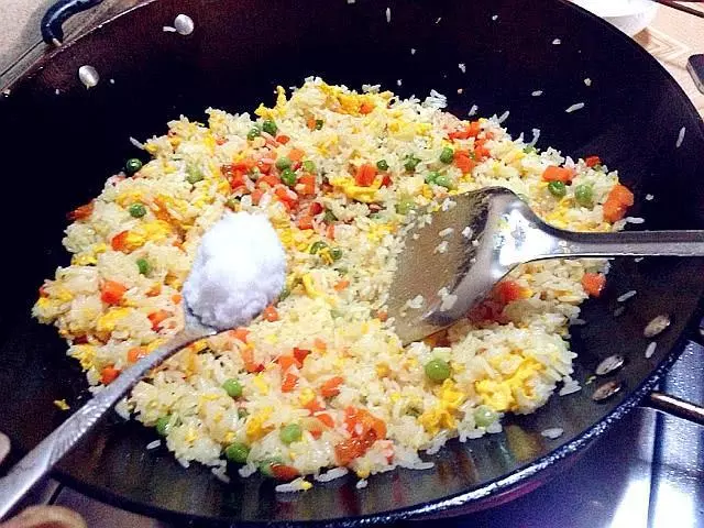 做蛋炒飯時,若多加一勺它,美味翻倍,吃完還想吃!