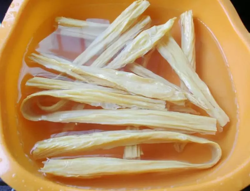 腐竹這樣做,即使不放肉也好吃,清淡爽口又下飯,過年宴客也合適