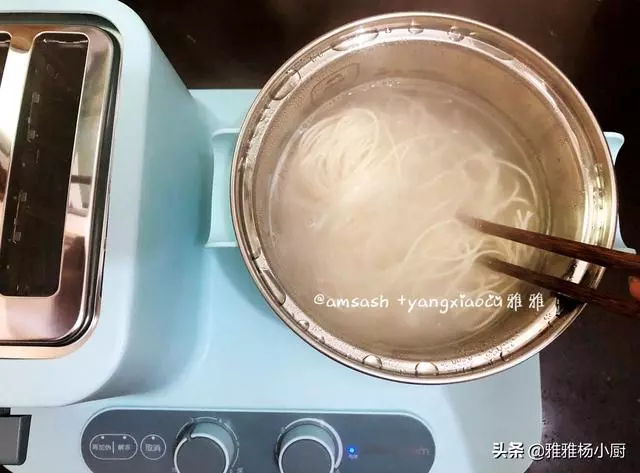 這面做法簡單,10分鐘就上桌,好吃易做,深受寶媽們的喜愛!