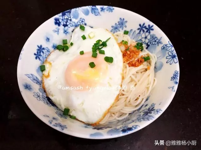 這面做法簡單,10分鐘就上桌,好吃易做,深受寶媽們的喜愛!