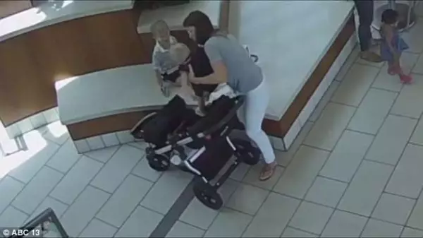 小女嬰「吃東西被噎住」!母親趕緊CPR也沒用,幸好用餐員警衝過來幫忙,才順利逃過一劫!