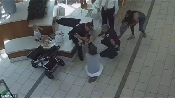 小女嬰「吃東西被噎住」!母親趕緊CPR也沒用,幸好用餐員警衝過來幫忙,才順利逃過一劫!