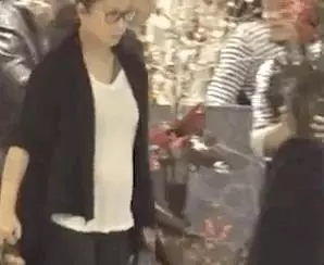 53歲林憶蓮素顏買花肚腩凸顯,港媒質疑:難道懷孕了?