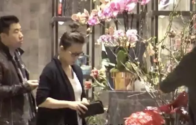 53歲林憶蓮素顏買花肚腩凸顯,港媒質疑:難道懷孕了?
