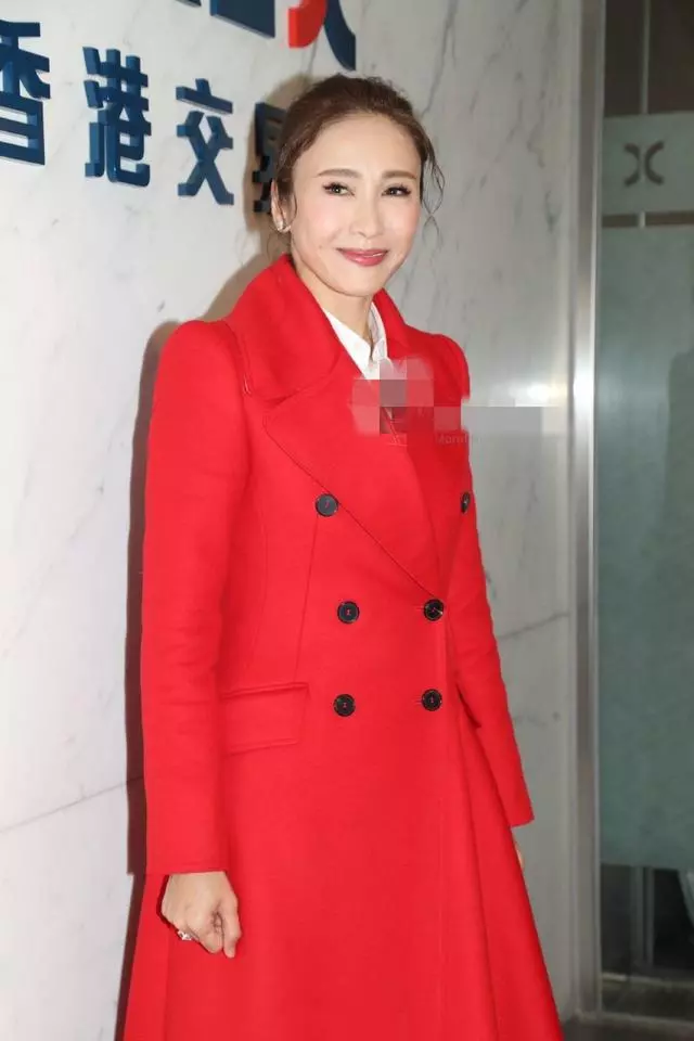 黎姿扎馬尾辮高調現身超減齡,但看到未修圖後,終於相信她47歲了!