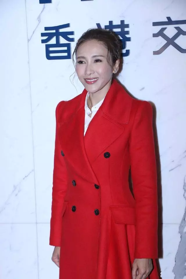 黎姿扎馬尾辮高調現身超減齡,但看到未修圖後,終於相信她47歲了!