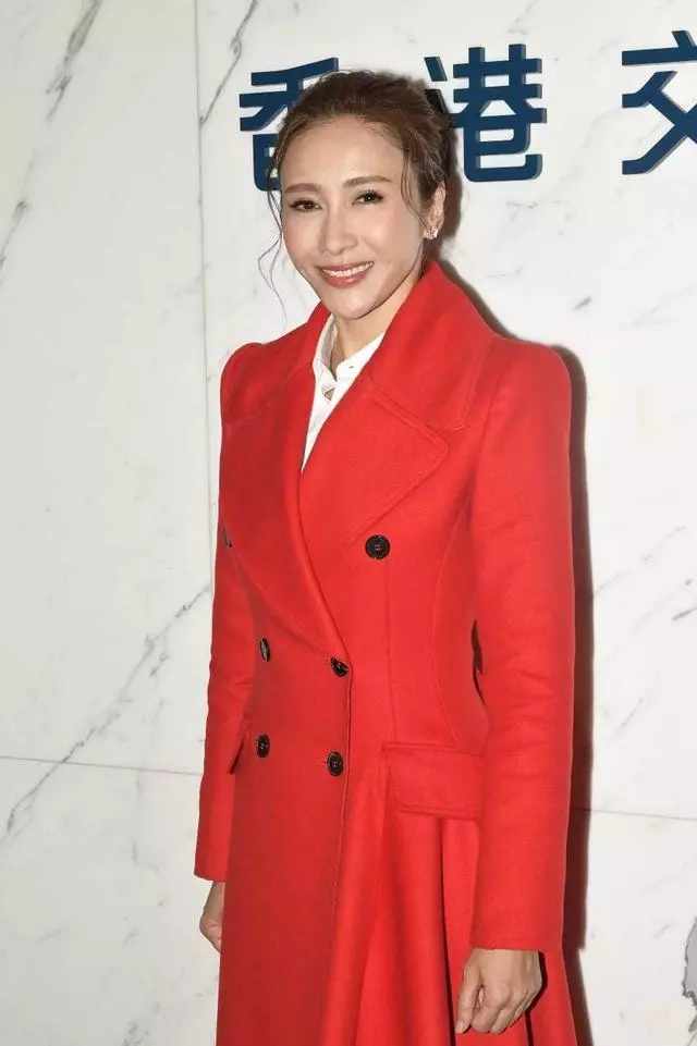 黎姿扎馬尾辮高調現身超減齡,但看到未修圖後,終於相信她47歲了!