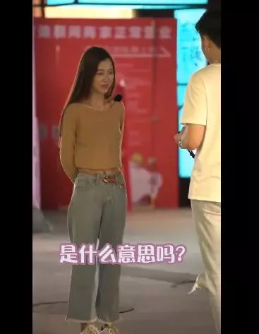 美女隨機搭訕路人,問有沒有女朋友?路人開心的回答「當然沒有」!下一秒的景象卻把他嚇得拔腿狂奔!百萬網友笑說:太扯了XDD
