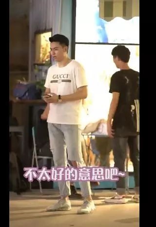 美女隨機搭訕路人,問有沒有女朋友?路人開心的回答「當然沒有」!下一秒的景象卻把他嚇得拔腿狂奔!百萬網友笑說:太扯了XDD