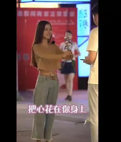 美女隨機搭訕路人,問有沒有女朋友?路人開心的回答「當然沒有」!下一秒的景象卻把他嚇得拔腿狂奔!百萬網友笑說:太扯了XDD