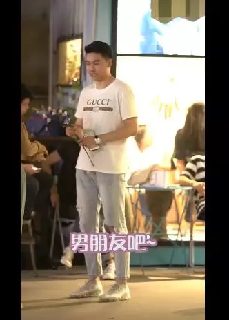 美女隨機搭訕路人,問有沒有女朋友?路人開心的回答「當然沒有」!下一秒的景象卻把他嚇得拔腿狂奔!百萬網友笑說:太扯了XDD