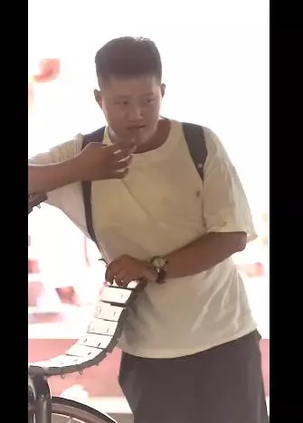 美女隨機搭訕路人,問有沒有女朋友?路人開心的回答「當然沒有」!下一秒的景象卻把他嚇得拔腿狂奔!百萬網友笑說:太扯了XDD