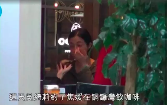 【女兒不長進~】吳綺莉約好友飲茶,有說有笑狂吸菸,笑著笑著就哭了!